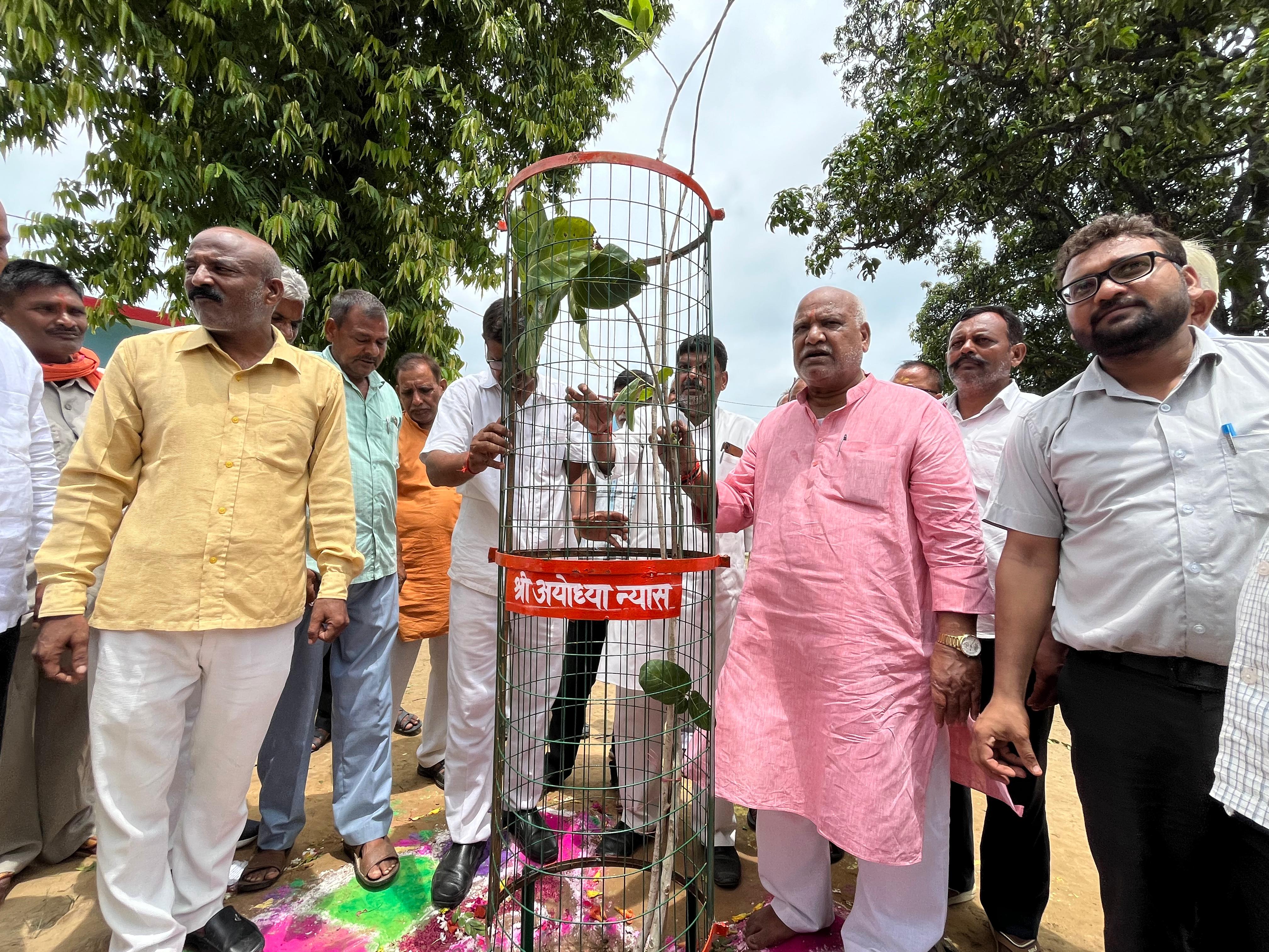 श्रीअयोध्या न्यास ने नक्षत्र वाटिका, पंचवटी व नवग्रह वाटिका में हरिशंकरी पौधो को किया रोपिता