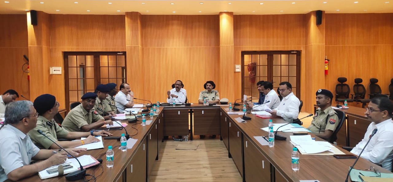 समीक्षा बैठक में मंडलायुक्त फटकार लगाते हुए समीक्षा बैठक में मंडलायुक्त फटकार लगाते हुए