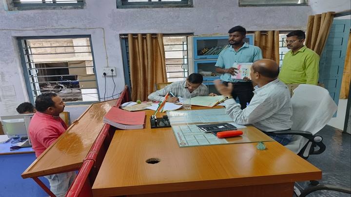 खरगोनः राजस्व महा अभियान जारी, एसडीएम ने तहसील कार्यालयों का किया निरीक्षण खरगोनः राजस्व महा अभियान जारी, एसडीएम ने तहसील कार्यालयों का किया निरीक्षण