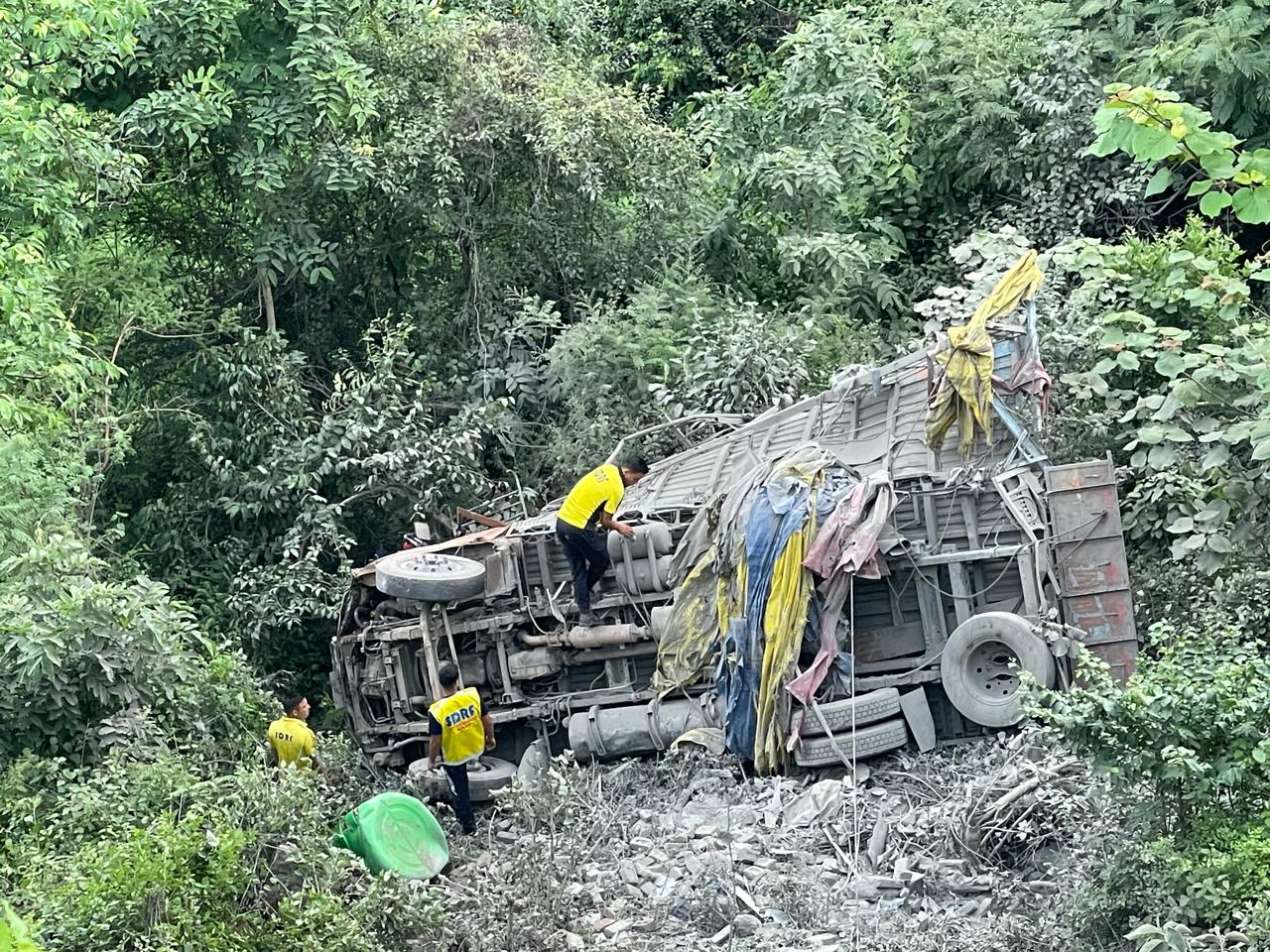 Truck crashed, one dead, one injured Truck crashed, one dead, one injured