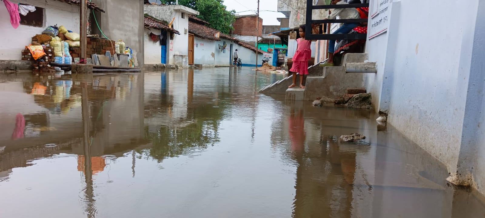सोरिद वार्ड के भर्रीपारा में दो दिन बाद भी गलियों से निकल नहीं पाया है वर्षा का पानी।