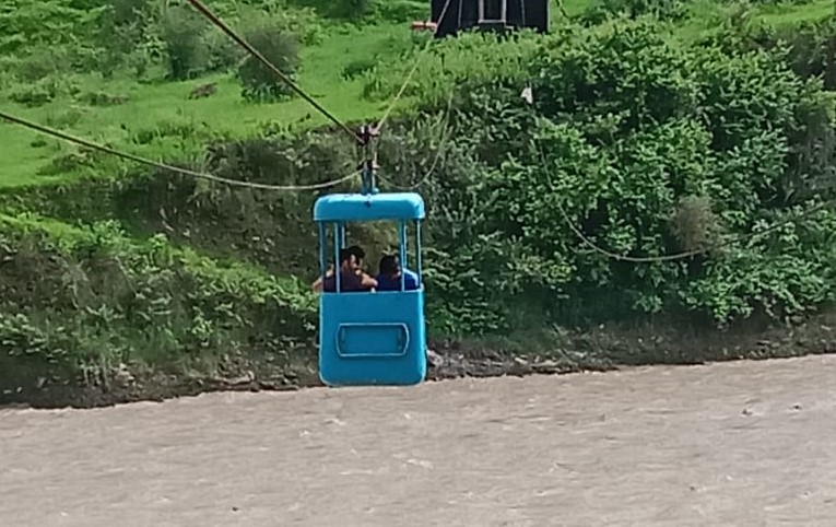 पिंडर नदी के उपर ट्राली खराब होने से फंसे हुए ग्रामीण। पिंडर नदी के उपर ट्राली खराब होने से फंसे हुए ग्रामीण।