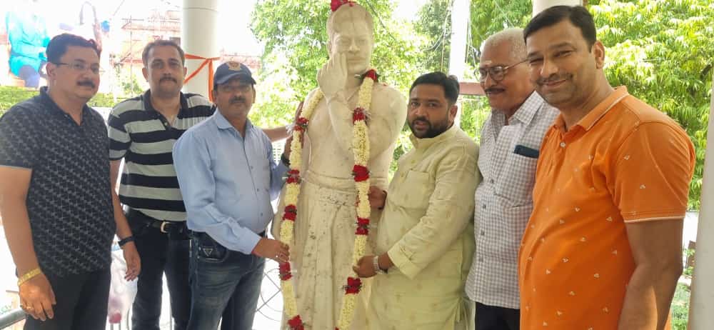 चंद्रशेखर आजाद की जयंती मनाते युवा: फोटो बच्चा गुप्ता चंद्रशेखर आजाद की जयंती मनाते युवा: फोटो बच्चा गुप्ता