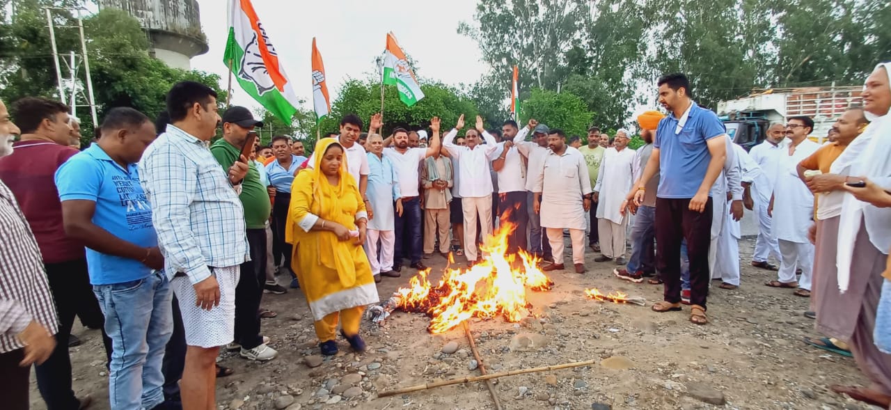 आतंकवादी हमलों में वृद्धि के खिलाफ कांग्रेस का जारी है विरोध प्रदर्शन आतंकवादी हमलों में वृद्धि के खिलाफ कांग्रेस का जारी है विरोध प्रदर्शन