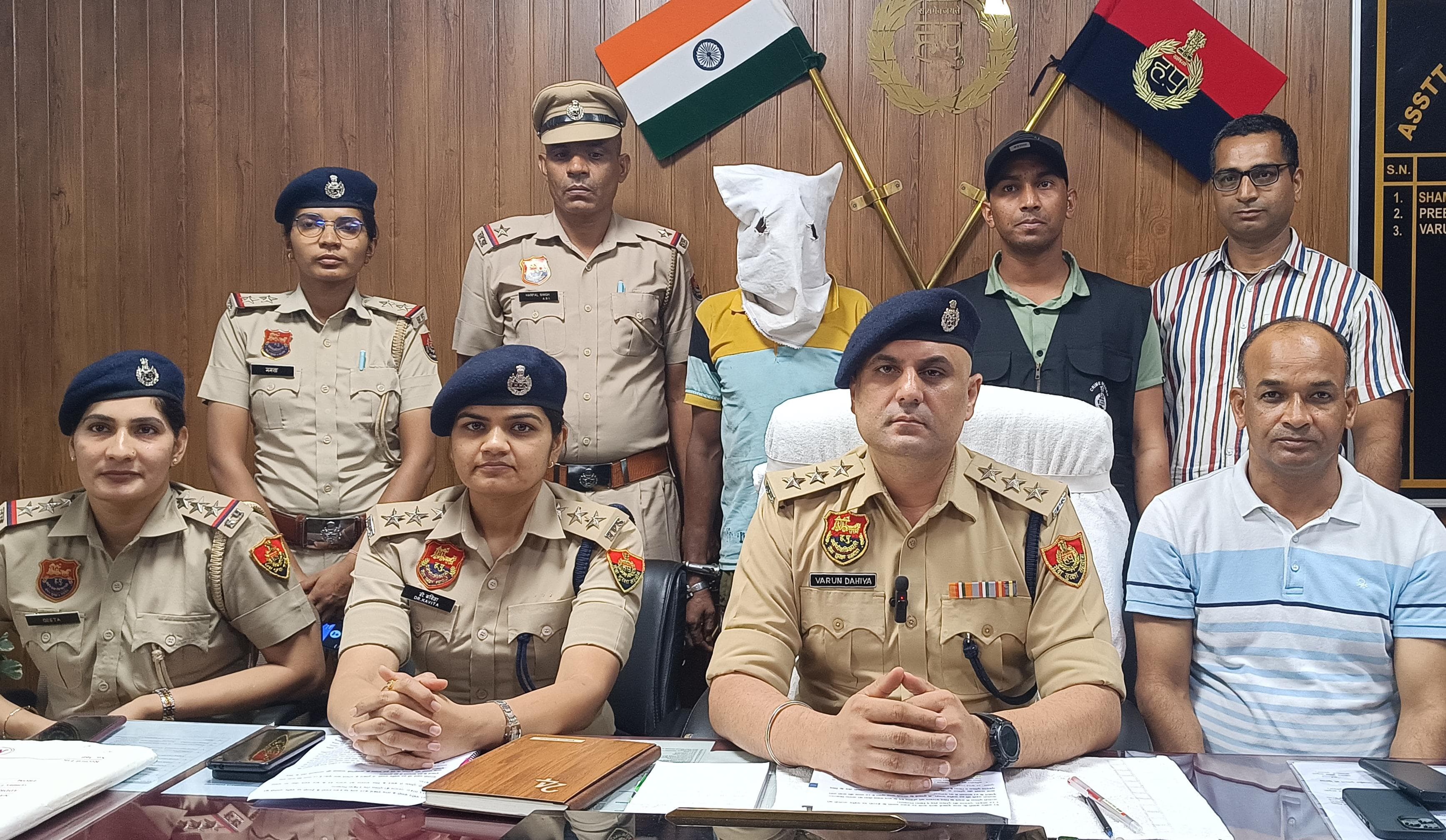 फोटो नंबर-04: पुलिस गिरफ्त में 3 साल की बच्ची से दुष्कर्म का आरोपी। फोटो नंबर-04: पुलिस गिरफ्त में 3 साल की बच्ची से दुष्कर्म का आरोपी।