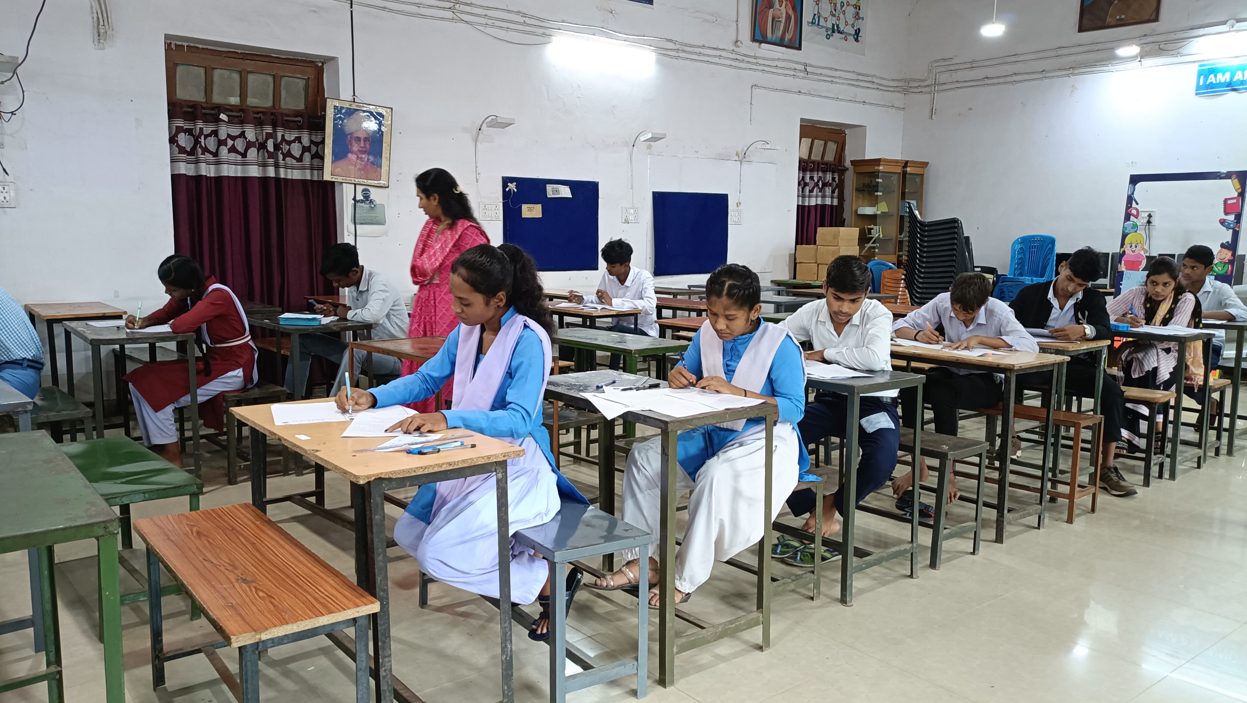 हाई-हायर सेकेंडरी स्कूल सर्टिफिकेट द्वितीय मुख्य परीक्षा एवं अवसर परीक्षा का निरीक्षण करती हुई कलेक्टर नम्रता गांधी। हाई-हायर सेकेंडरी स्कूल सर्टिफिकेट द्वितीय मुख्य परीक्षा एवं अवसर परीक्षा का निरीक्षण करती हुई कलेक्टर नम्रता गांधी।