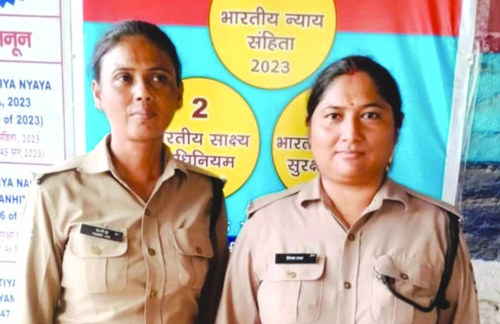 पर्स लौटाने वाले महिला पुलिसकर्मी