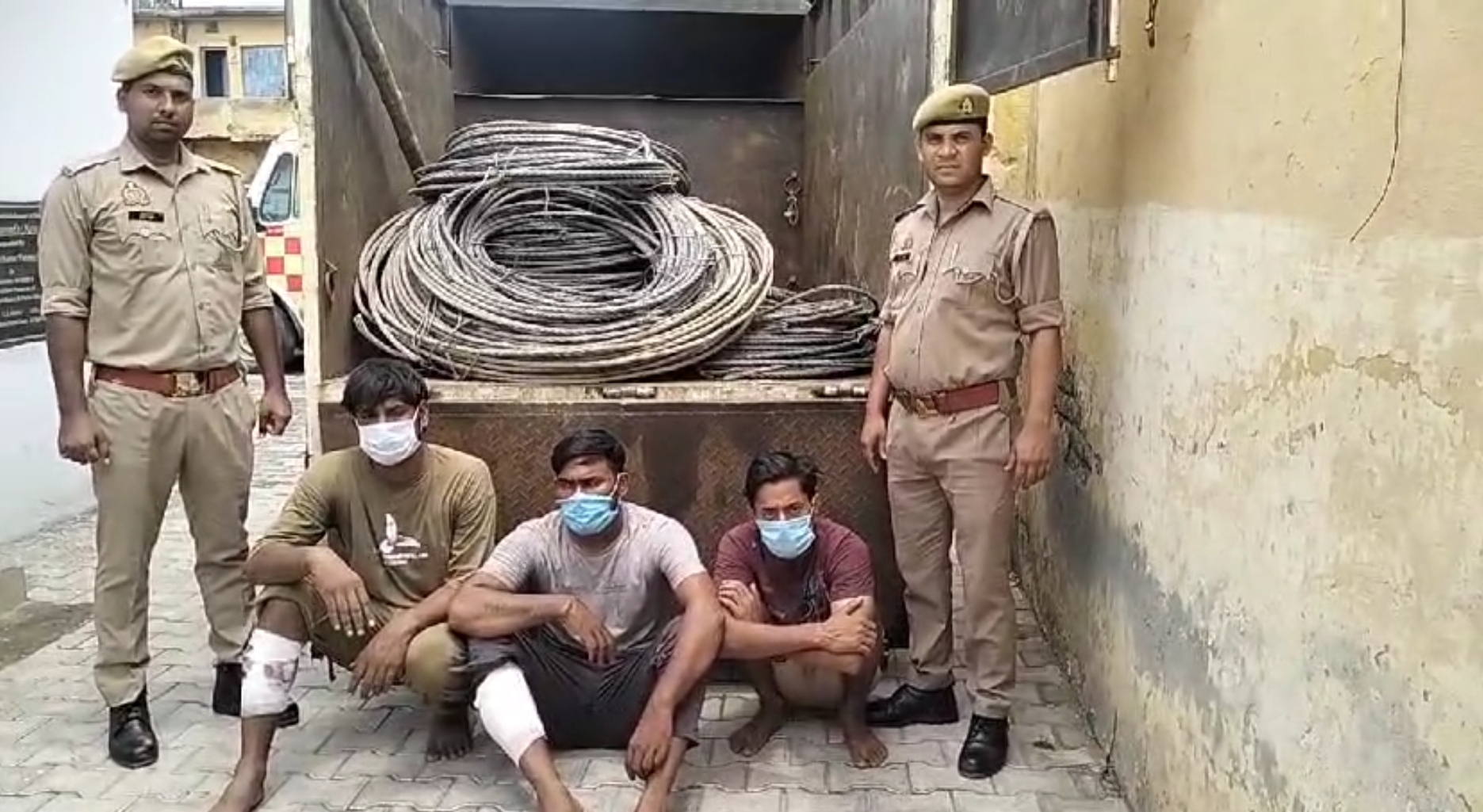 चोरी के तार के साथ पकड़े गए चोर