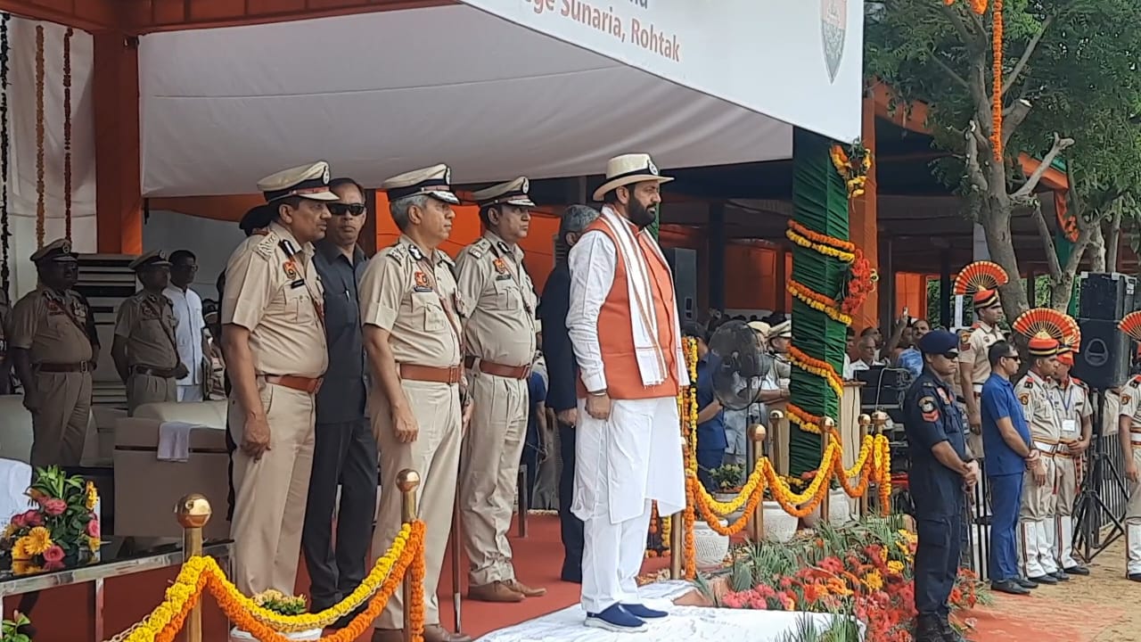 24 आरटीकेः 1 सुनारिया स्थित पुलिस ट्रेनिंग सेंटर पासिंग आउट के दौरान मंच पर मुख्यमंत्री नायब सैनी व पुलिस महानिदेशक शत्रुजीत कपूर। 24 आरटीकेः 1 सुनारिया स्थित पुलिस ट्रेनिंग सेंटर पासिंग आउट के दौरान मंच पर मुख्यमंत्री नायब सैनी व पुलिस महानिदेशक शत्रुजीत कपूर।
