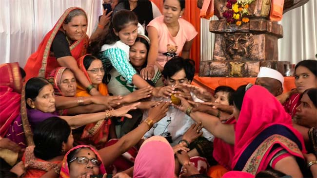 मराठा आरक्षण :मनोज जारांगे पाटिल ने अपनी पांच दिनों भूख हड़ताल खत्म किया मराठा आरक्षण :मनोज जारांगे पाटिल ने अपनी पांच दिनों भूख हड़ताल खत्म किया