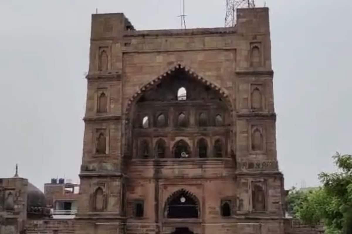 अटाला-मस्जिद का सर्वे करने आई न्यायालय की टीम बैरंग वापस अटाला-मस्जिद का सर्वे करने आई न्यायालय की टीम बैरंग वापस