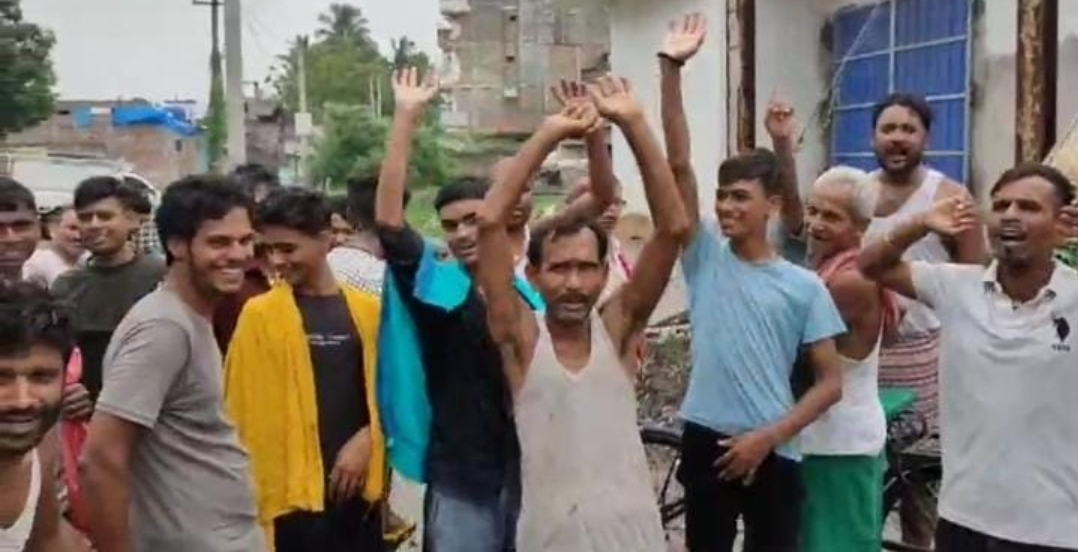 प्रदर्शन करते ग्रामीण प्रदर्शन करते ग्रामीण