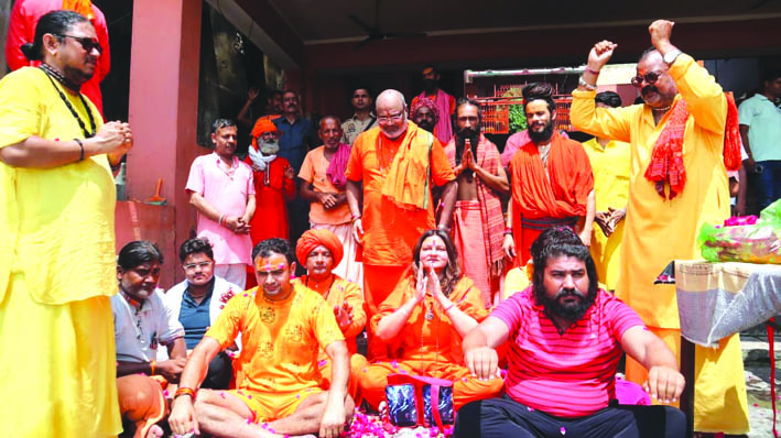 पूजा-अर्चना के दौरान पूजा-अर्चना के दौरान