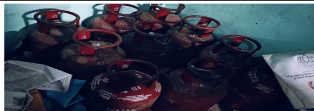 बरामद घरेलू गैस सिलेंडर बरामद घरेलू गैस सिलेंडर