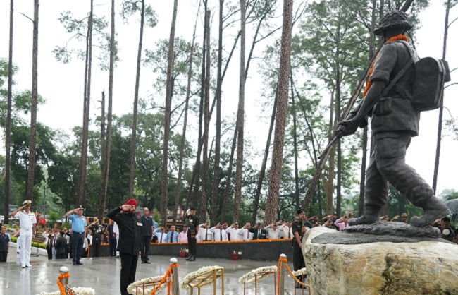 उत्तराखंड के राज्यपाल लेफ्टिनेंट जनरल गुरमीत सिंह (से.नि.) कारगिल विजय दिवस के अवसर पर चीड़बाग,देहरादून में शौर्य स्थल स्थित शहीद स्मारक पर पुष्पचक्र अर्पित करते। उत्तराखंड के राज्यपाल लेफ्टिनेंट जनरल गुरमीत सिंह (से.नि.) कारगिल विजय दिवस के अवसर पर चीड़बाग,देहरादून में शौर्य स्थल स्थित शहीद स्मारक पर पुष्पचक्र अर्पित करते।