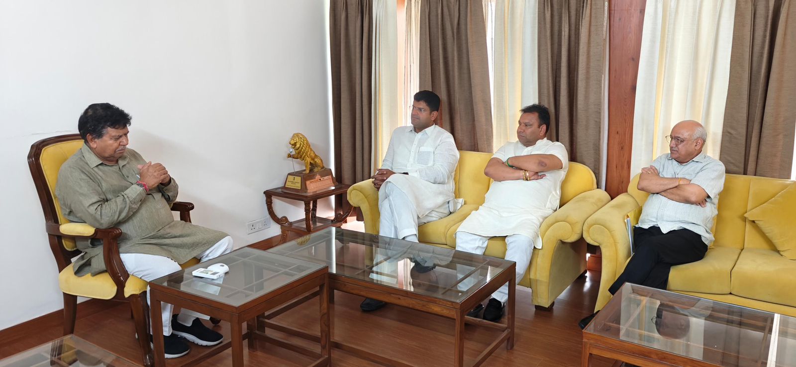 हरियाणा के पूर्व उपमुख्यमंत्री दुष्यंत चाैटाला विधानसभा स्पीकर ज्ञान चंद गुप्ता से मुलाकात करते हुए हरियाणा के पूर्व उपमुख्यमंत्री दुष्यंत चाैटाला विधानसभा स्पीकर ज्ञान चंद गुप्ता से मुलाकात करते हुए