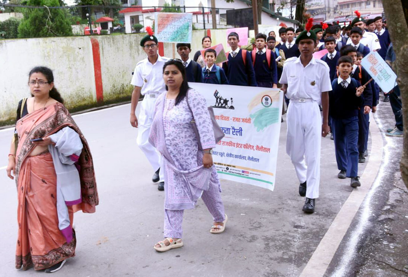 मॉल रोड पर कारगिल विजय दिवस पर रैली निकालते विद्यार्थी।