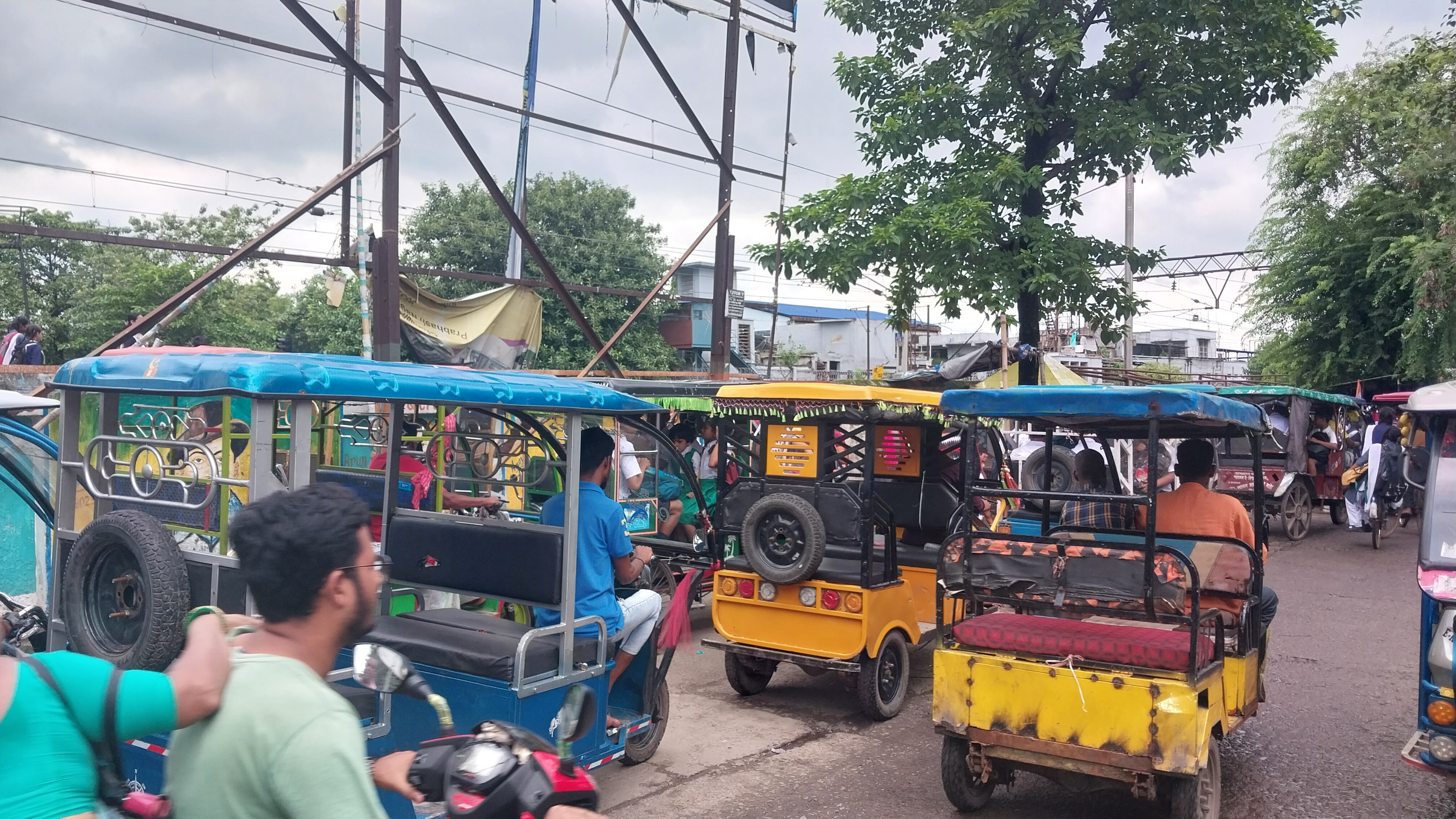 स्कूल टाइम में रिषड़ा रेलवे स्टेशन के पास रोज लगता है भीषण जाम, क्या  प्रशासन कर रहा है किसी हादसे का इंतजार