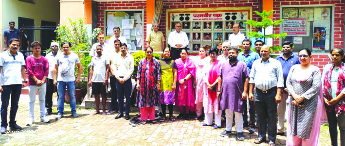 श्रद्धांजलि अर्पित करते हुए श्रद्धांजलि अर्पित करते हुए