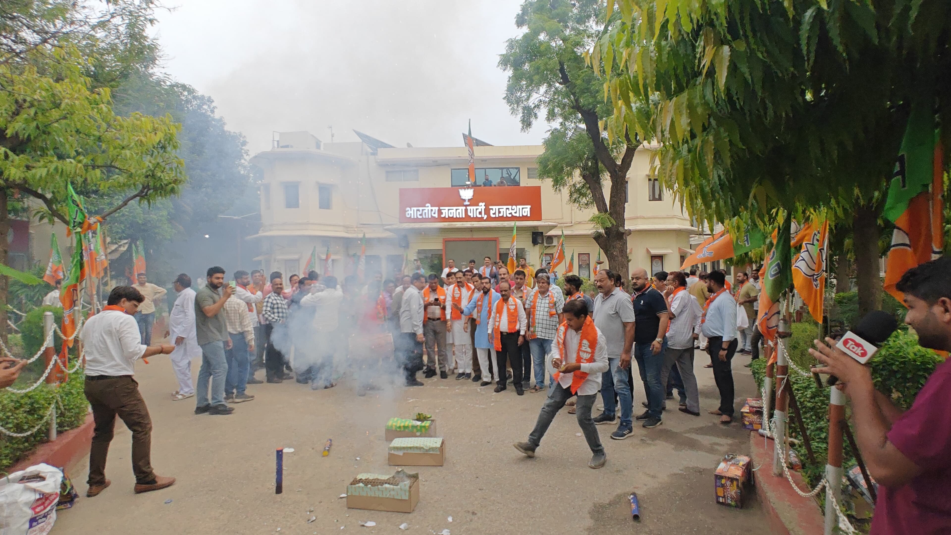 राज्यसभा सांसद मदन राठौड़ को भाजपा प्रदेशाध्यक्ष बनाए जाने पर भाजपा कार्यकर्ताओं ने खुशी का माहौल, भाजपा कार्यालय में हुई आतिशबाजी