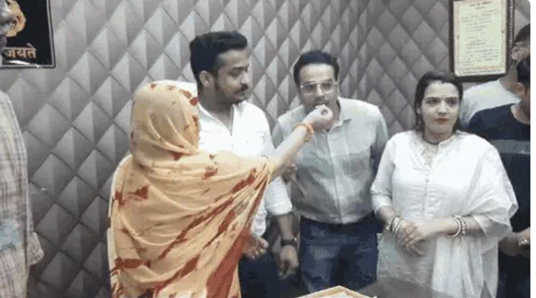 पाकिस्तान से भारत लौटे तीन भाई-बहन को 20 साल बाद मिली भारत की नागरिकता पाकिस्तान से भारत लौटे तीन भाई-बहन को 20 साल बाद मिली भारत की नागरिकता