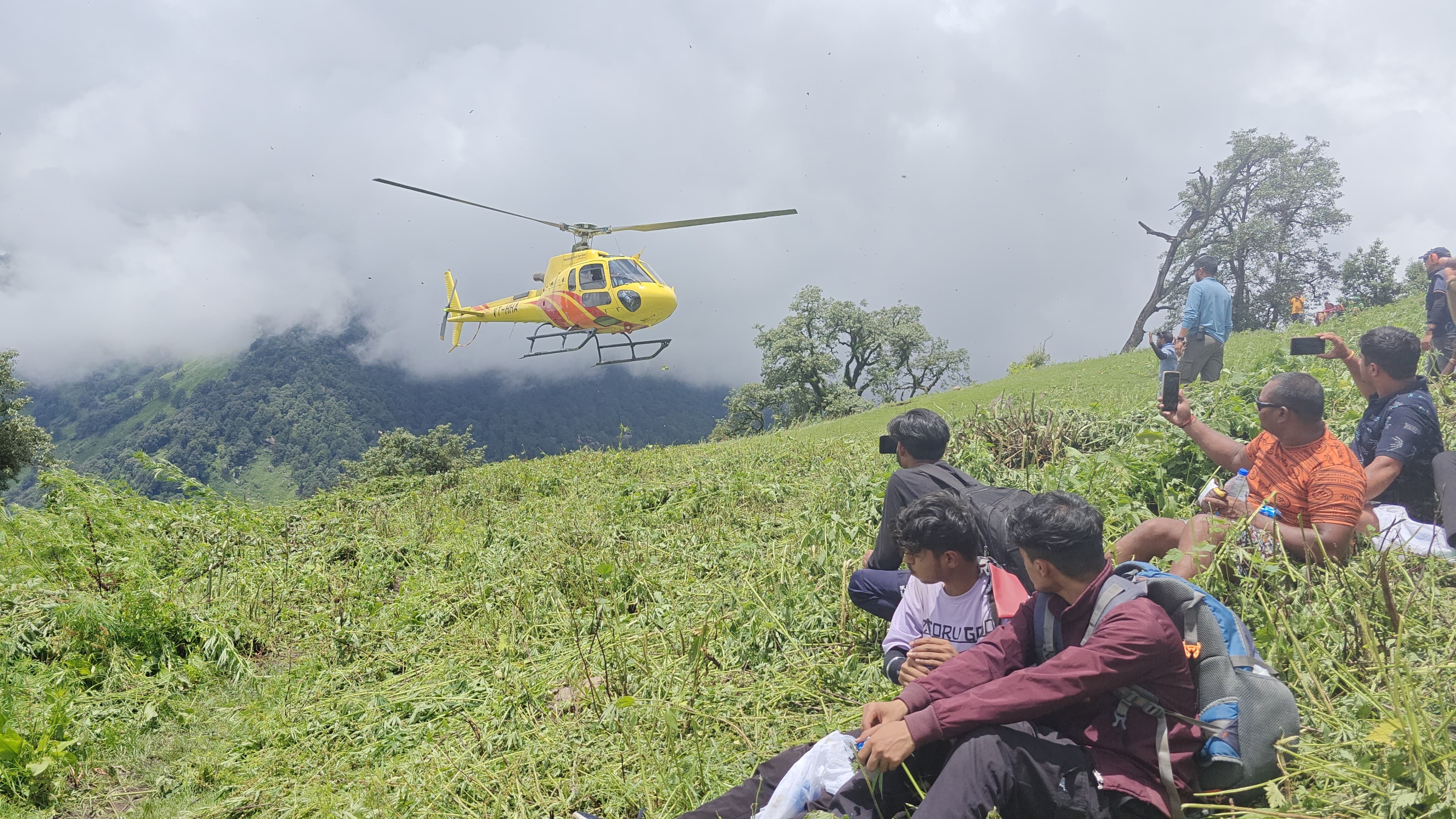 मदमहेश्वर यात्रा पड़ावों में फंसे यात्रियों का हेली से रेस्क्यू मदमहेश्वर यात्रा पड़ावों में फंसे यात्रियों का हेली से रेस्क्यू