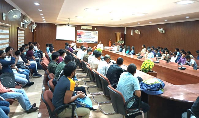 सम्बोधित करते कर्नल सम्बोधित करते कर्नल