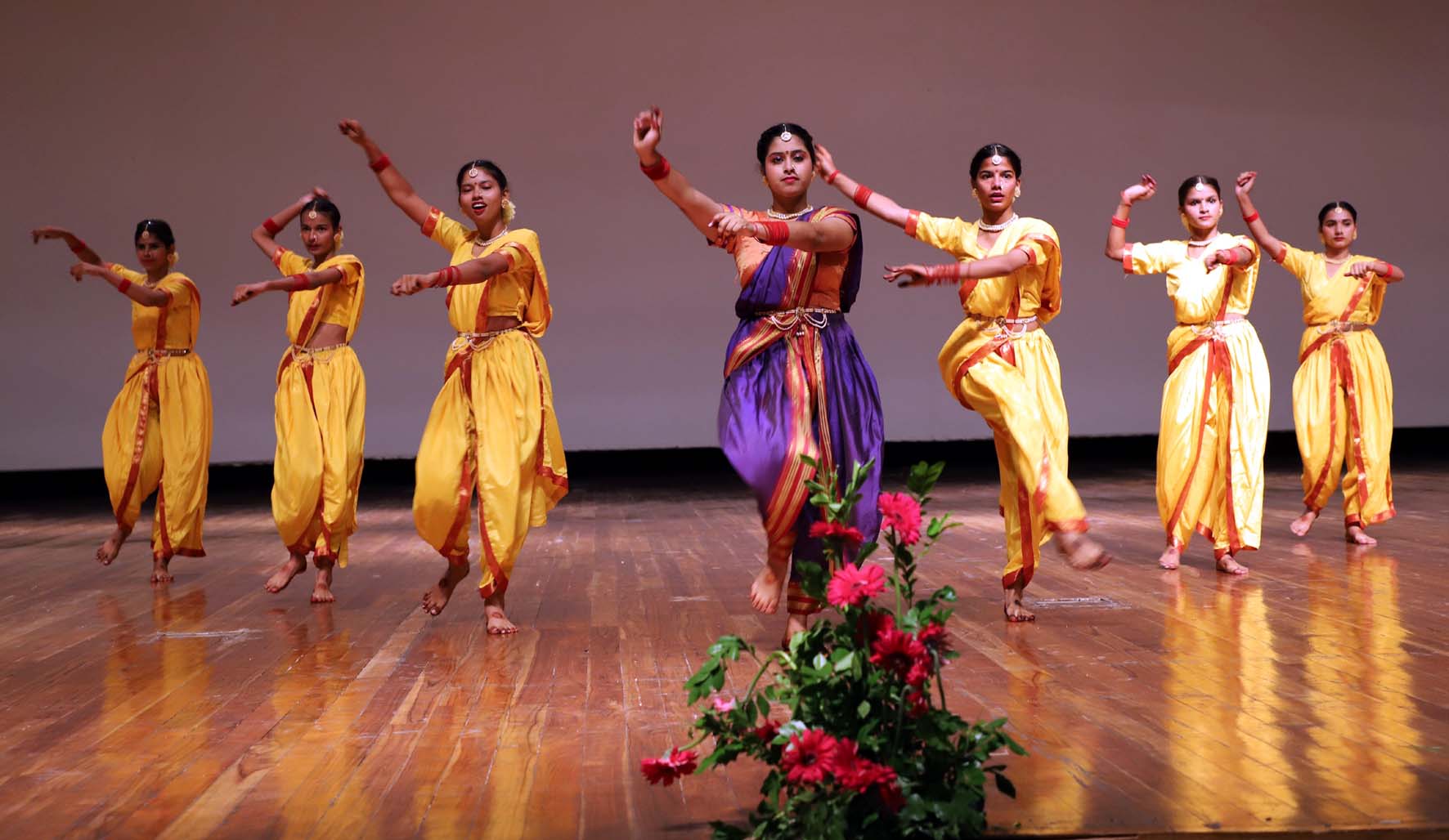 देशभक्ति से ओत-प्रोत सांस्कृतिक कार्यक्रम प्रस्तुत करते कैडेट्स।