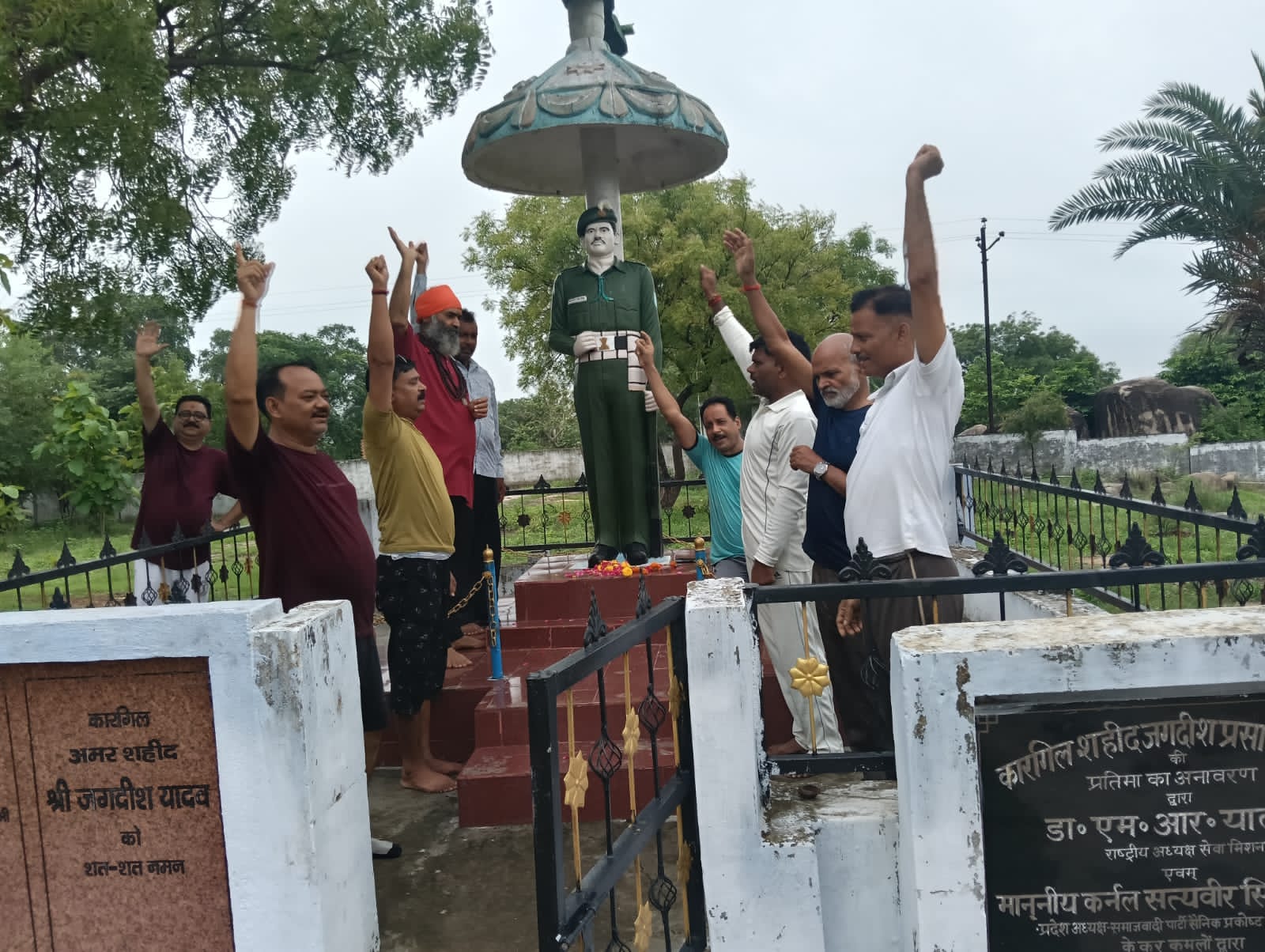 शहीद को श्रद्धांजलि अर्पित करते बुंदेले शहीद को श्रद्धांजलि अर्पित करते बुंदेले