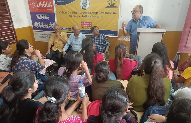 ब्रिटिश लिंग्वा के कार्यक्रम को संबोधित करते डॉ. बीरबल झा और अन्य ब्रिटिश लिंग्वा के कार्यक्रम को संबोधित करते डॉ. बीरबल झा और अन्य