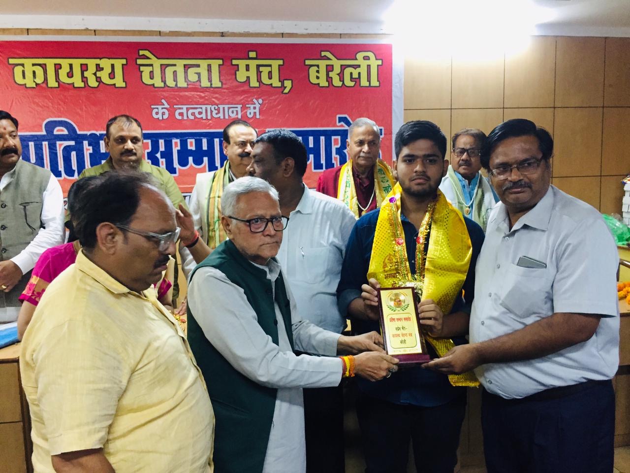 कायस्थ चेतना मंच ने रोटरी भवन में प्रतिभाशाली बच्चों का किया अभिनंदन व सम्मान कायस्थ चेतना मंच ने रोटरी भवन में प्रतिभाशाली बच्चों का किया अभिनंदन व सम्मान