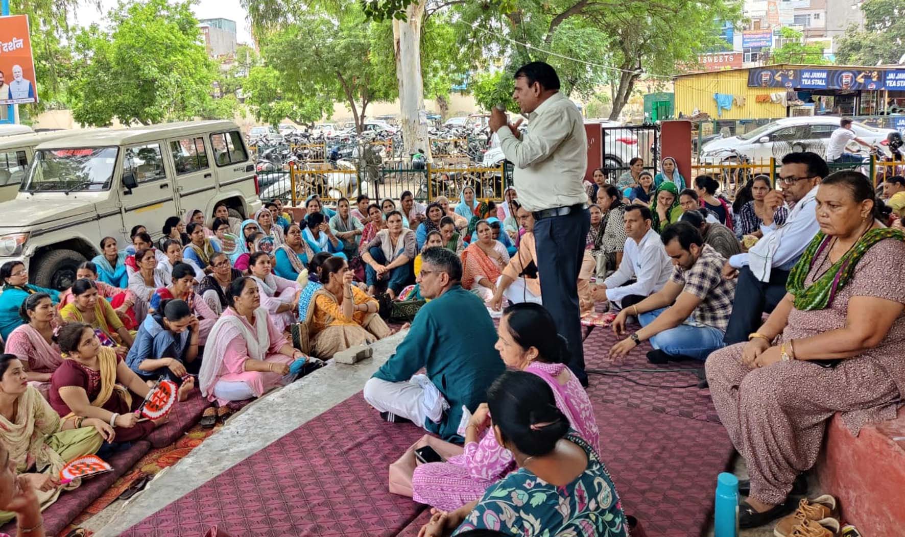 धरने पर एनएचएम कर्मियों को संबोधित करते संगठन नेता।