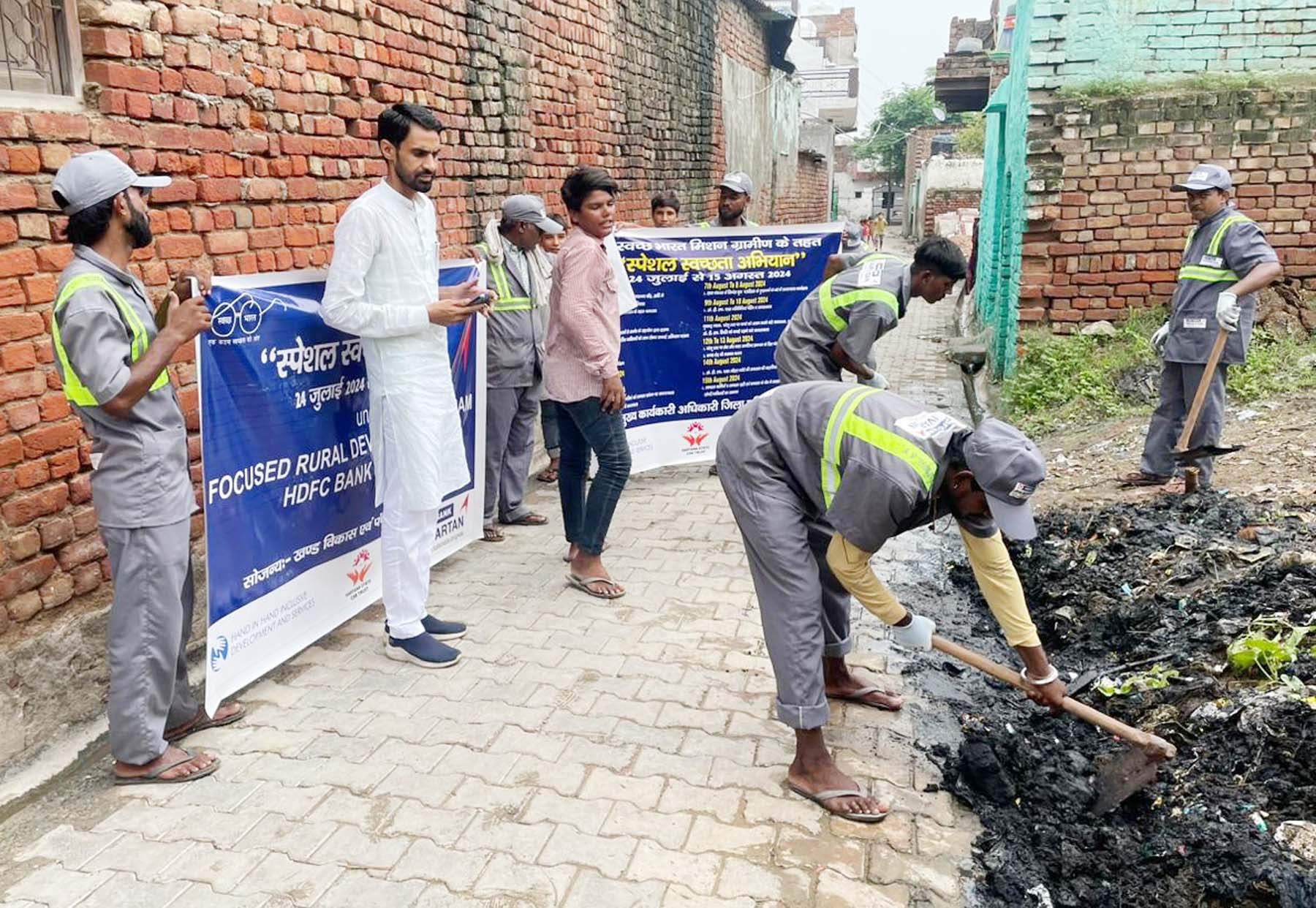 फोटो नंबर-02: गुरुग्राम के गांव में विशेष स्वच्छता अभियान के तहत सफाई करते कर्मचारी। फोटो नंबर-02: गुरुग्राम के गांव में विशेष स्वच्छता अभियान के तहत सफाई करते कर्मचारी।