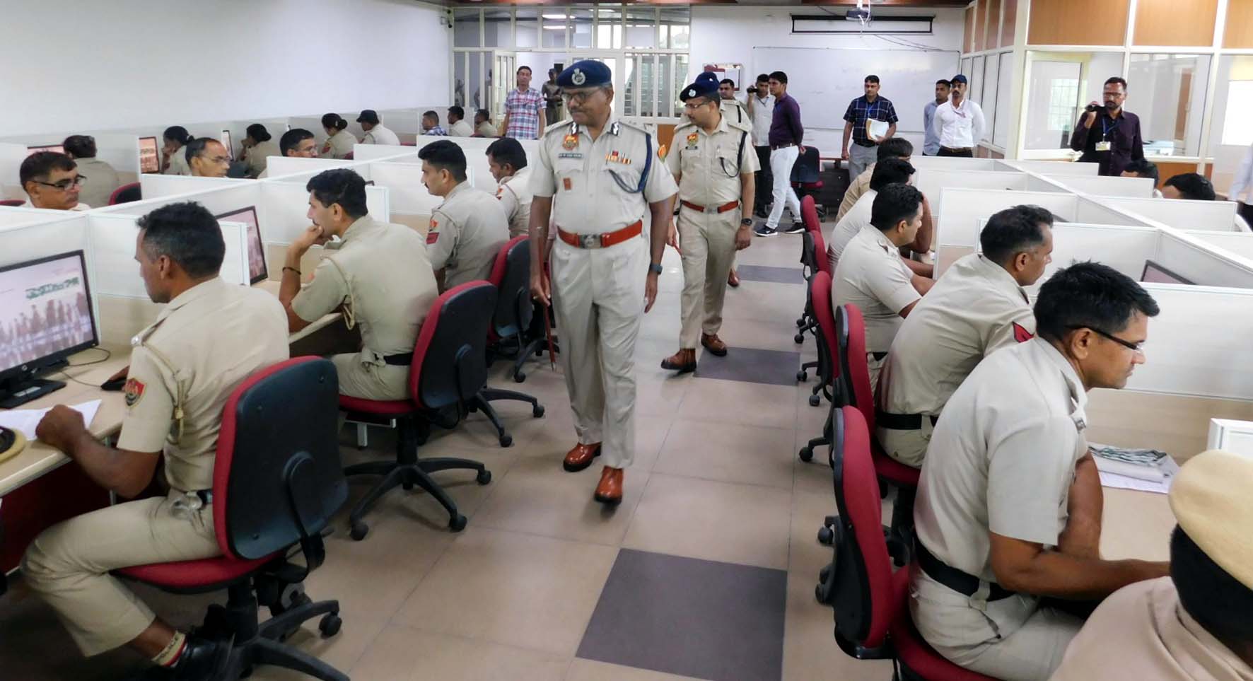 परीक्षा के दौरान निरीक्षण करते एडीजीपी डॉ. एम. रवि किरण। परीक्षा के दौरान निरीक्षण करते एडीजीपी डॉ. एम. रवि किरण।