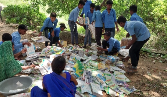 बेचे जा रहे किताब बेचे जा रहे किताब