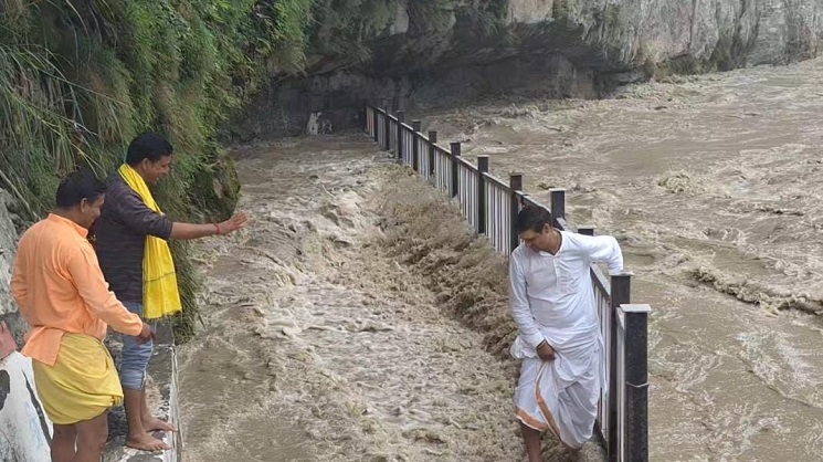 कोटेश्वर गुफा में आया अलकनंदा नदी का पानी कोटेश्वर गुफा में आया अलकनंदा नदी का पानी