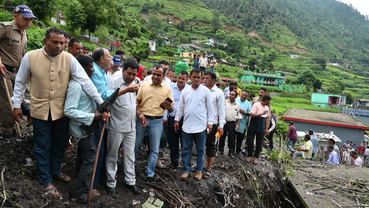 मुख्यमंत्री ने भूस्खलन प्रभावित क्षेत्र में बचाव एवं राहत कार्य तेज करने के दिए निर्देश मुख्यमंत्री ने भूस्खलन प्रभावित क्षेत्र में बचाव एवं राहत कार्य तेज करने के दिए निर्देश