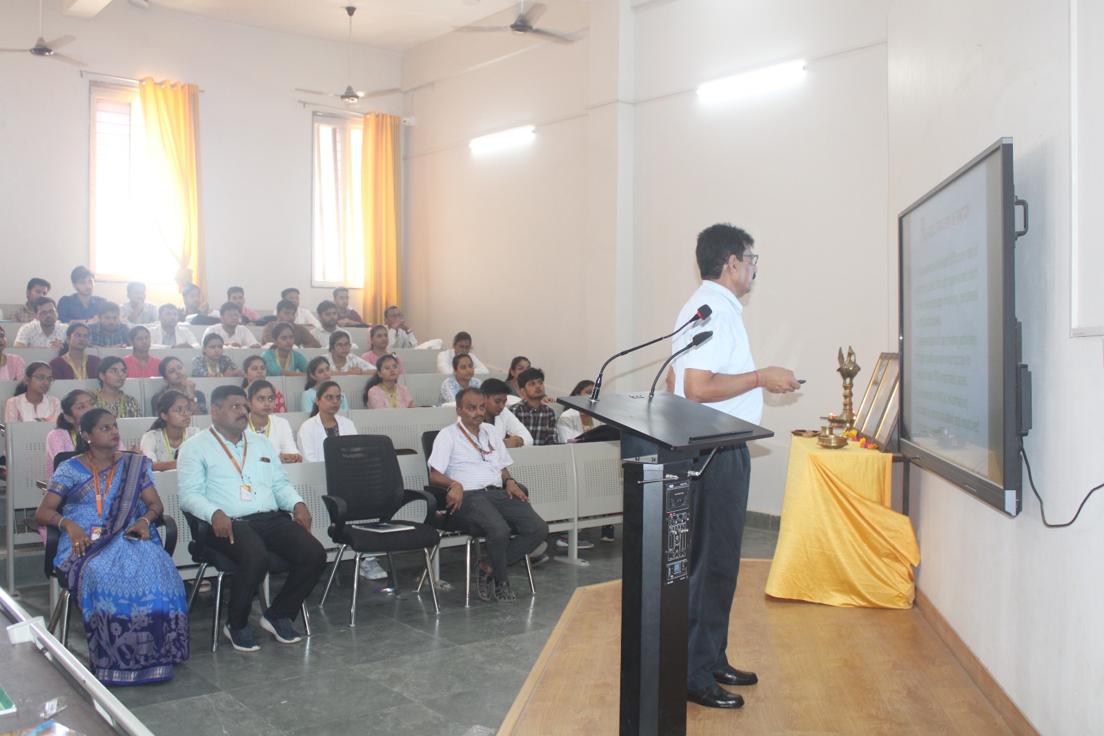 गुरु गोरक्षनाथ इंस्टिट्यूट ऑफ मेडिकल साइंसेस के विश्व आयुर्वेद मिशन के अध्यक्ष का व्याख्यान*