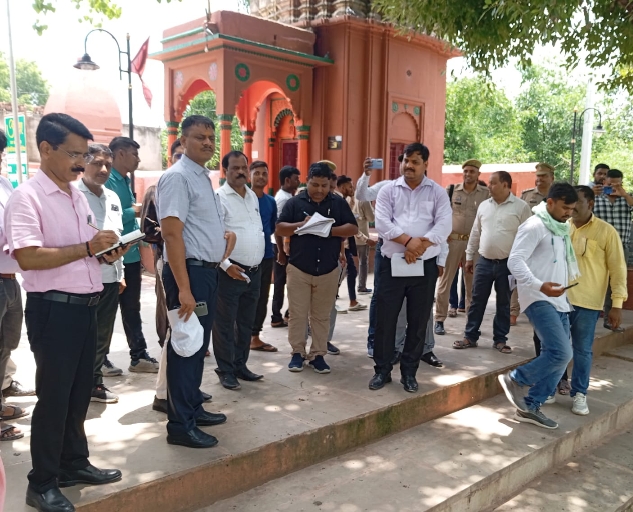 पंचक्रोशी परिक्रमा मार्ग के दूसरे पड़ाव भीमचंडी में जिलाधिकारी पंचक्रोशी परिक्रमा मार्ग के दूसरे पड़ाव भीमचंडी में जिलाधिकारी