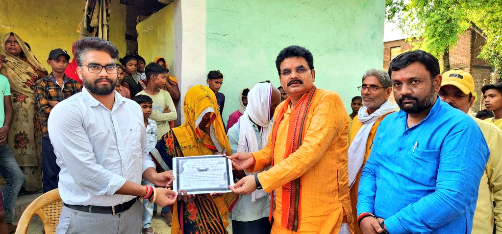 दैवीय आपदा से मृतक दो परिजनों को दिया चार लाख अनुग्रह राशि का प्रमाण पत्र