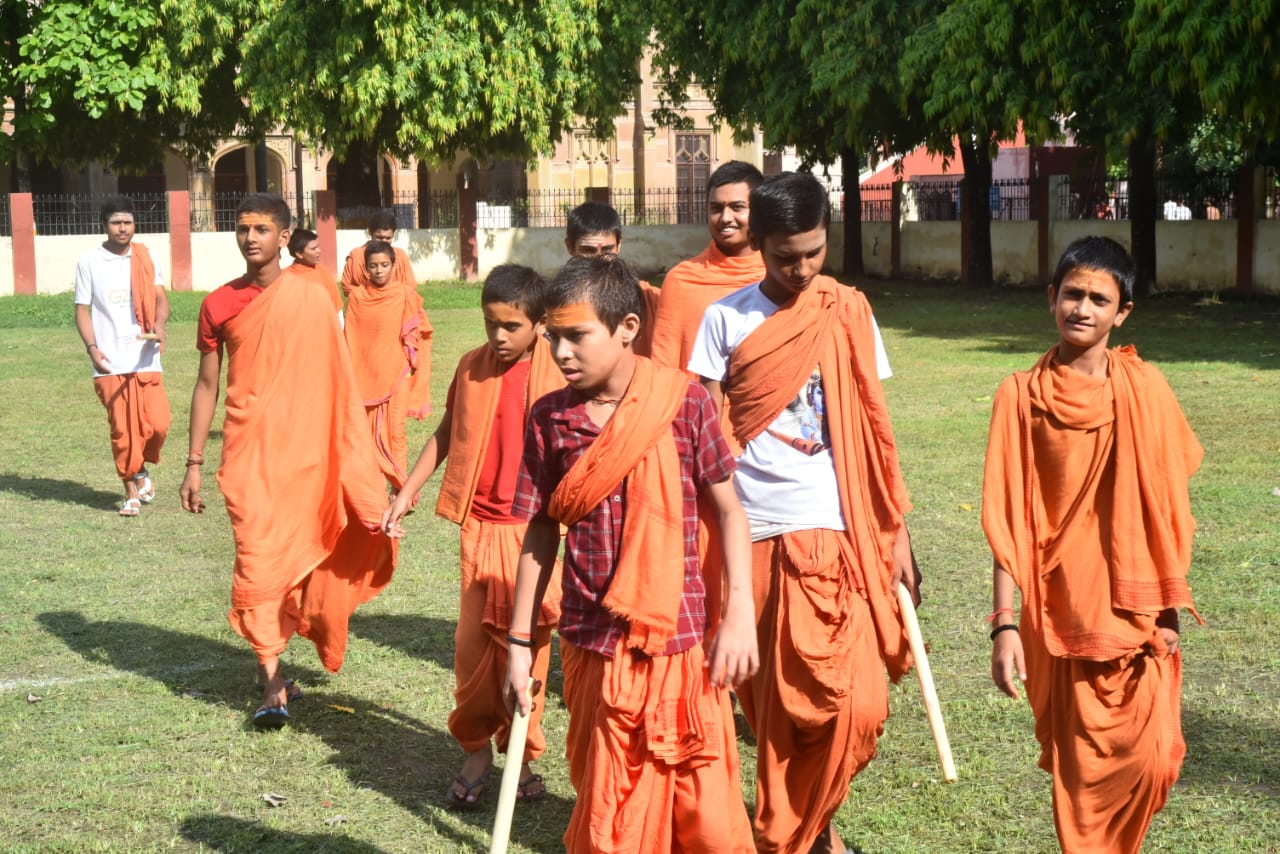 संस्कृत के छात्र पारम्परिक वस्त्र में गिल्ली-डंडा खेलते हुए: फोटो बच्चा गुप्ता संस्कृत के छात्र पारम्परिक वस्त्र में गिल्ली-डंडा खेलते हुए: फोटो बच्चा गुप्ता