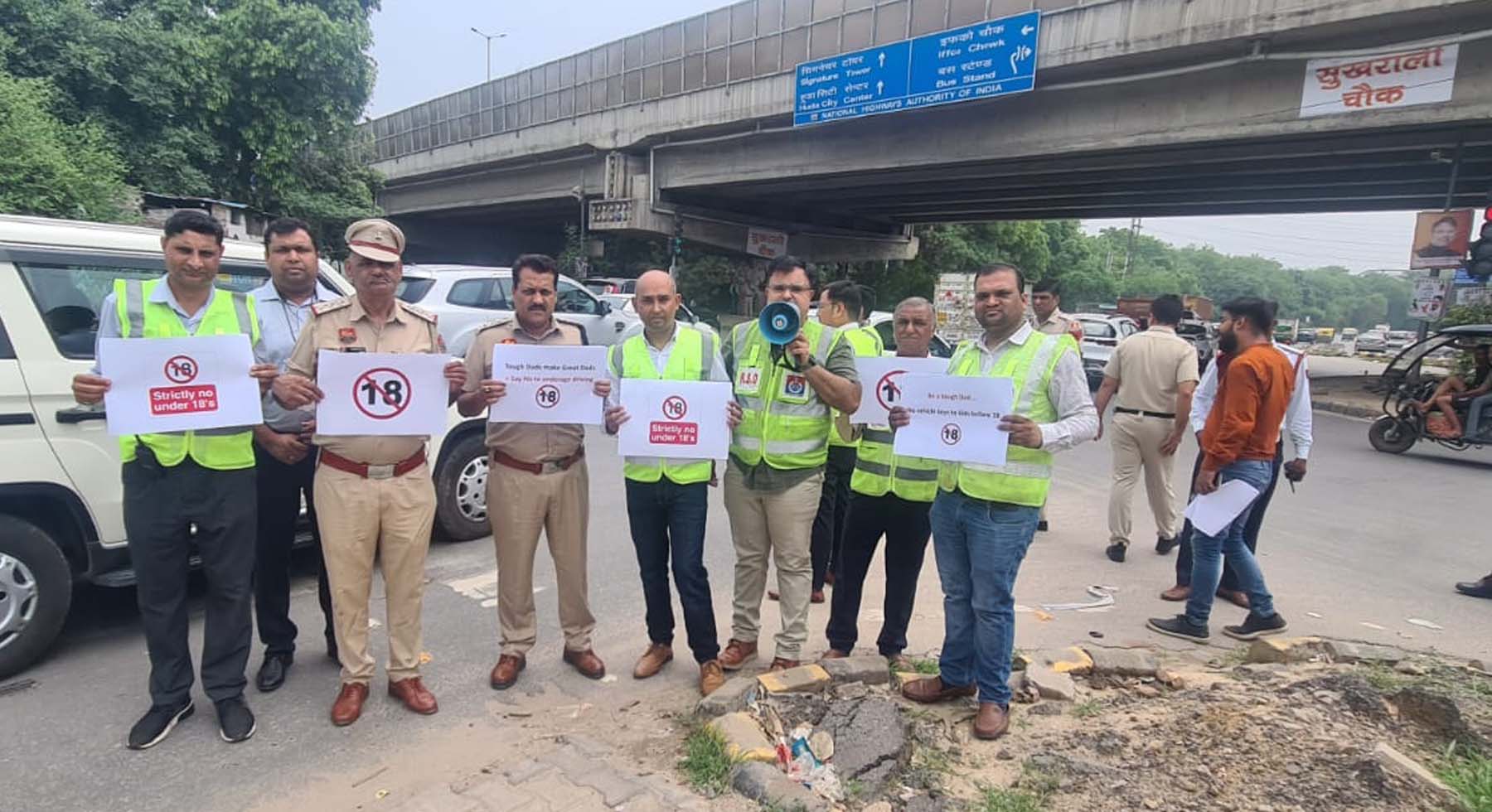 फोटो नंबर-03: गुरुग्राम में एमडीआई चौक से बच्चों को वाहन ना चलाने देने के प्रति जागरुकता अभियान की शुरुआत करते अधिकारी। फोटो नंबर-03: गुरुग्राम में एमडीआई चौक से बच्चों को वाहन ना चलाने देने के प्रति जागरुकता अभियान की शुरुआत करते अधिकारी।