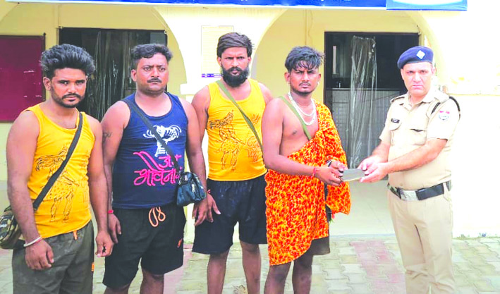 फोन लौटाते हुए पुलिसकर्मी फोन लौटाते हुए पुलिसकर्मी