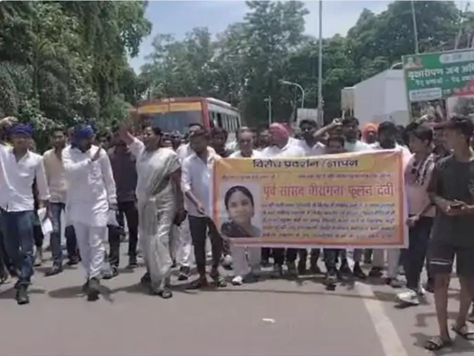 फोटो--27एचएएम- 1 फूलन देवी पर अमर्यादित टिप्पणी करने से निषाद ने किया प्रदर्शन
