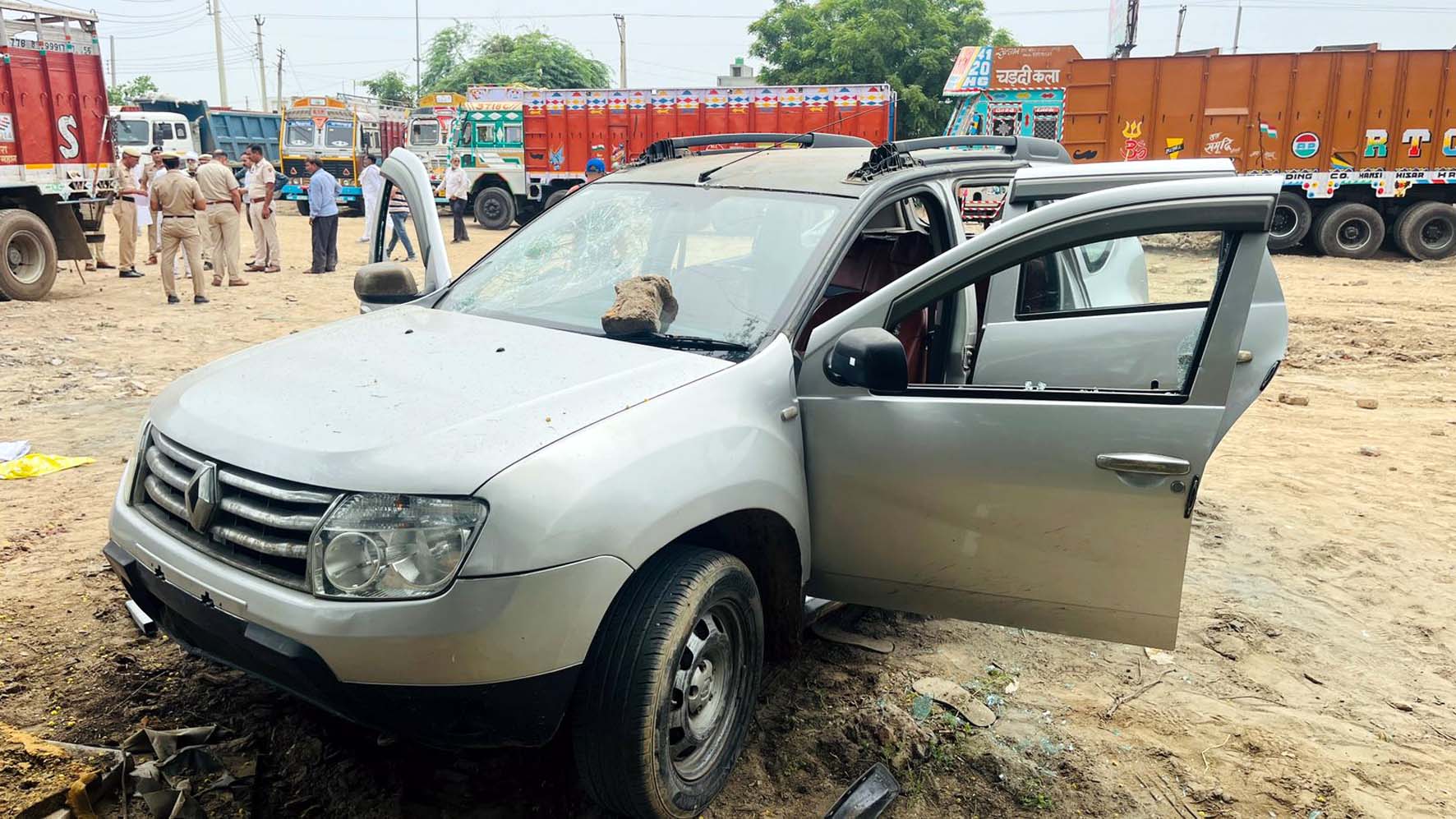मौके पर लोगों द्वारा क्षतिग्रस्त की गई हमलावरों की गाड़ी। मौके पर लोगों द्वारा क्षतिग्रस्त की गई हमलावरों की गाड़ी।
