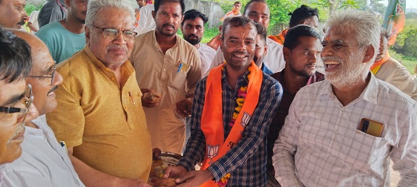 कार्यकर्ताओं को माला व शॉल श्रीफल भेंट किया कार्यकर्ताओं को माला व शॉल श्रीफल भेंट किया