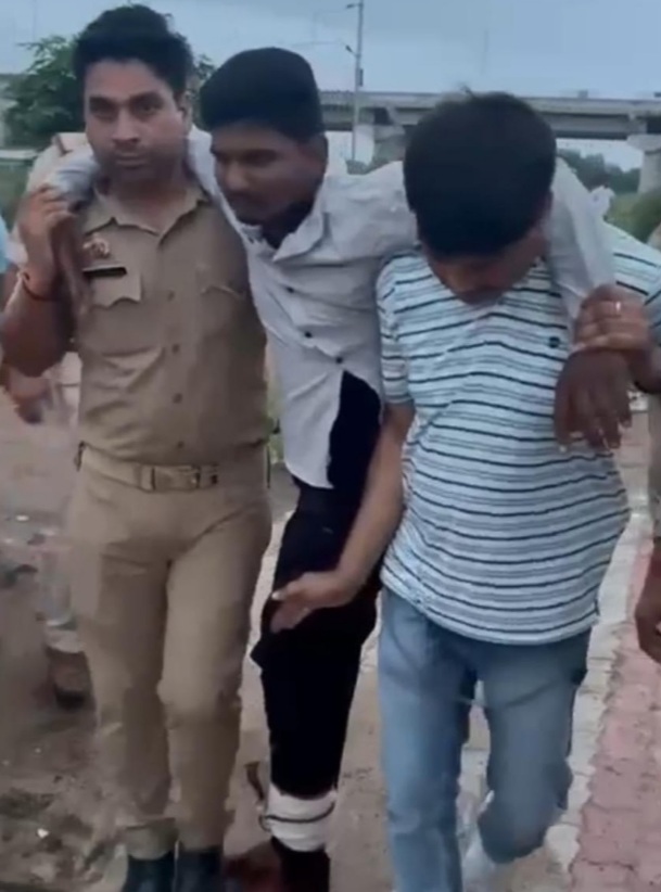 एनकाउंटर में घायल बदमाश को उपचार के लिए ले जाते पुलिस कर्मी एनकाउंटर में घायल बदमाश को उपचार के लिए ले जाते पुलिस कर्मी