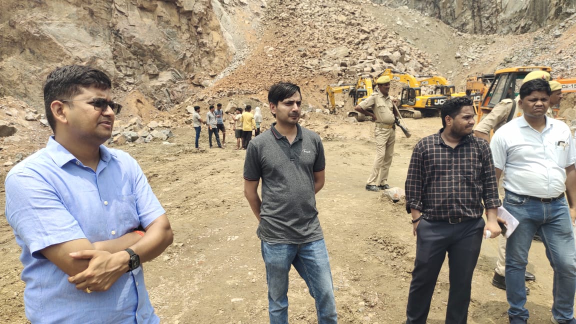 चित्रकूट के भौंरा पहाड़ में पत्थर की खदान धंसने से मलबे में दबे पोकलैंड आपरेटर की मौत चित्रकूट के भौंरा पहाड़ में पत्थर की खदान धंसने से मलबे में दबे पोकलैंड आपरेटर की मौत