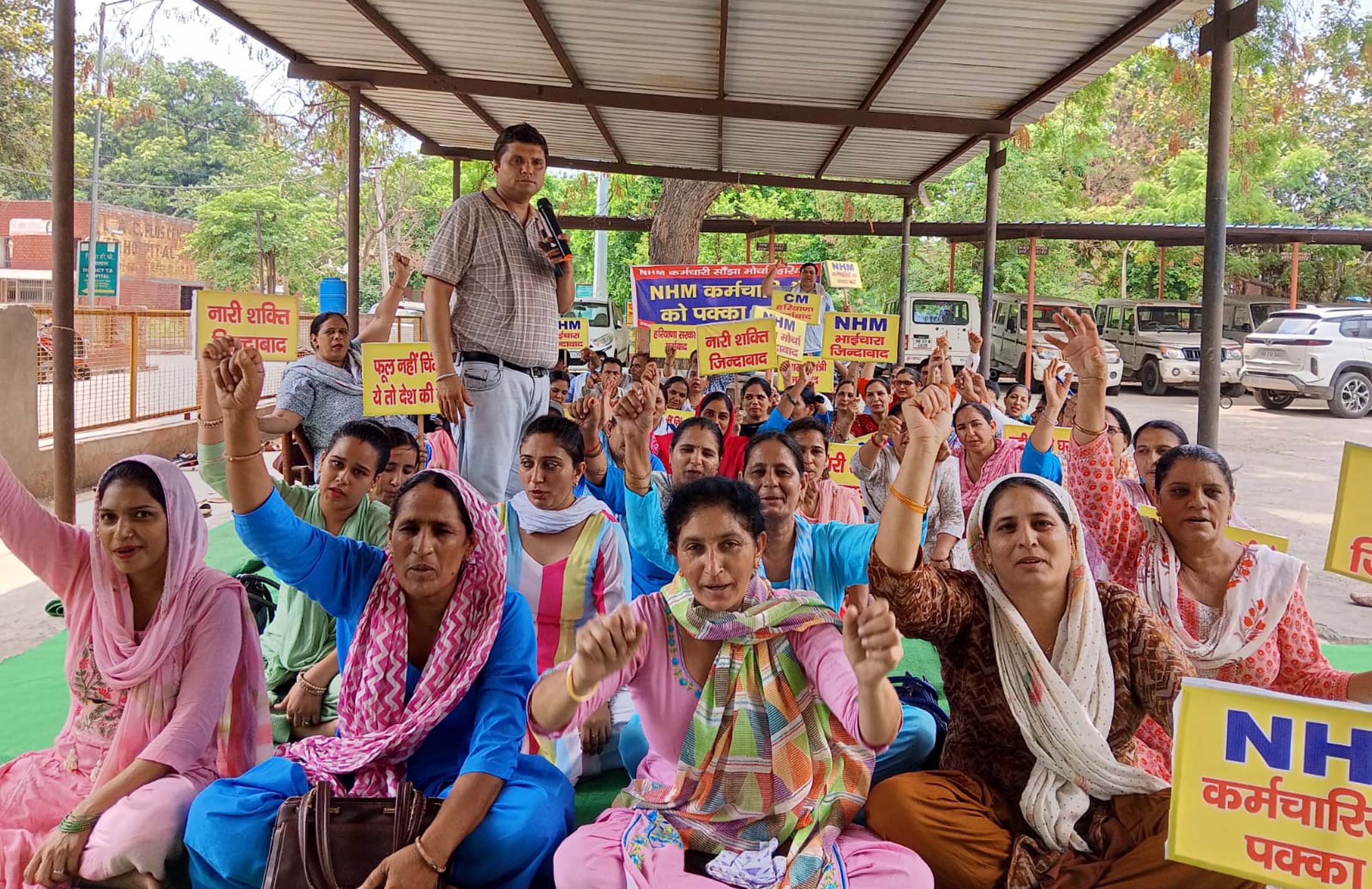 मांगों को लेकर नागरिक अस्पताल में नारेबाजी करते हुए एनएचएम कर्मचारी।