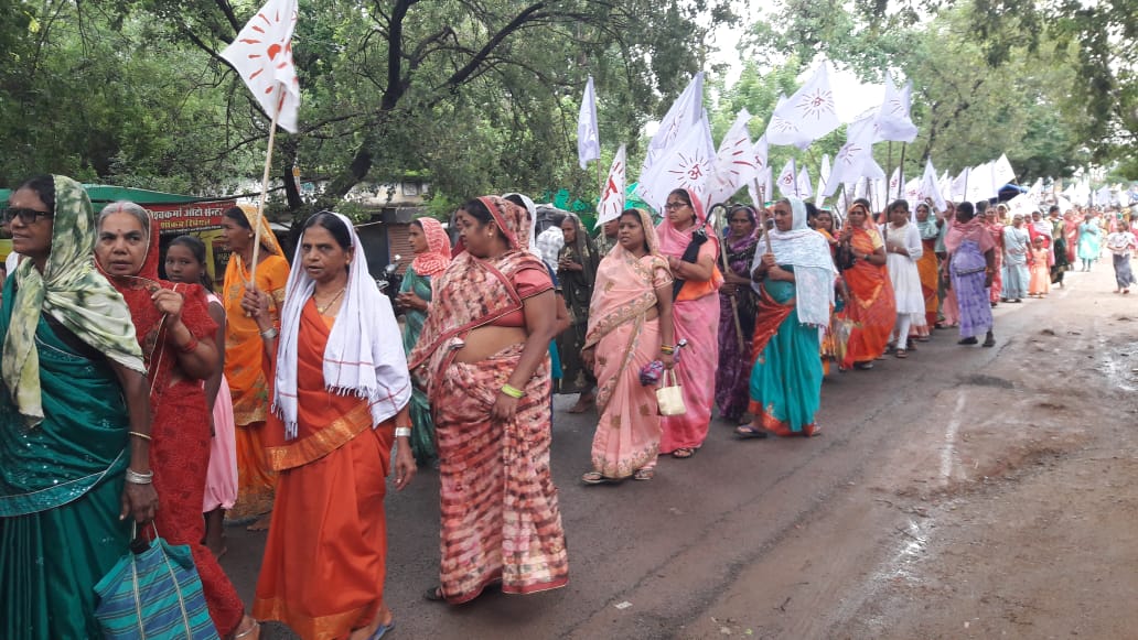 संत प्रवर विज्ञान देव महाराज की अगुवाई में निकली शोभायात्रा में शामिल अनुयायी। संत प्रवर विज्ञान देव महाराज की अगुवाई में निकली शोभायात्रा में शामिल अनुयायी।